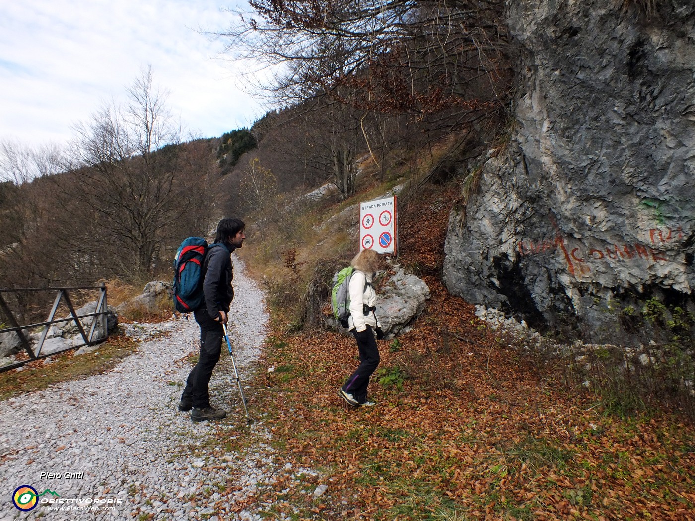 09 Strada Privata nel senso a rischio in zona franosa.JPG